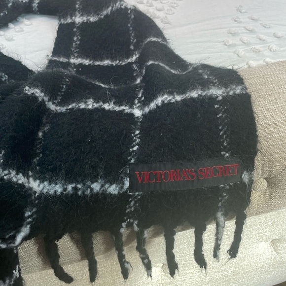 Victoria's Secret scarf - Picture 2 of 4